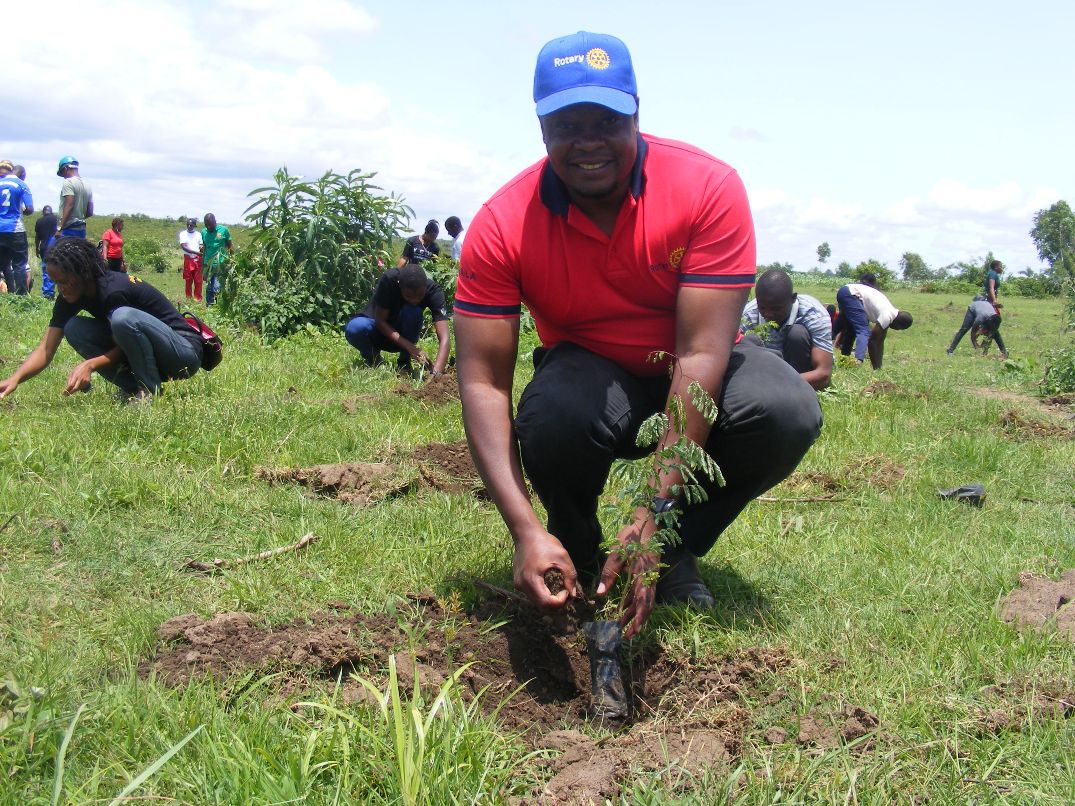 Dilawo-planting a tree during tree planting exercise at Malingunde-pic by Moses Nyirenda