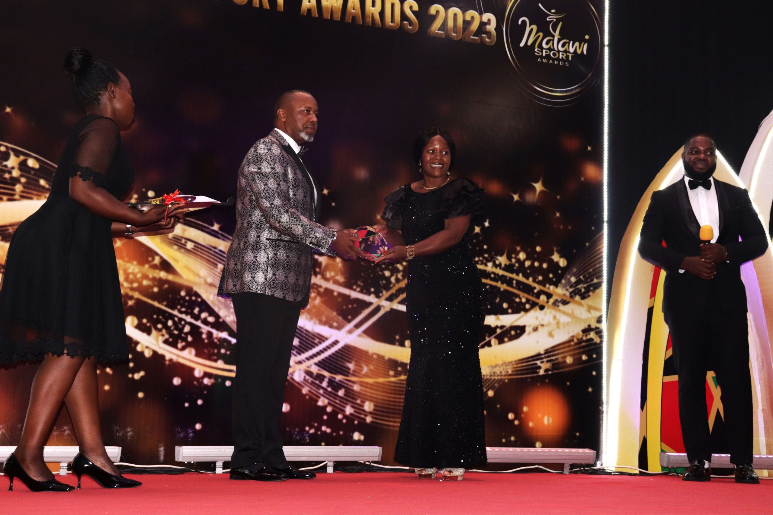 Chilima presents the Overal Winner Award to Temwa Chawinga’s representative Pic. By Kondwani Magombo _ Mana